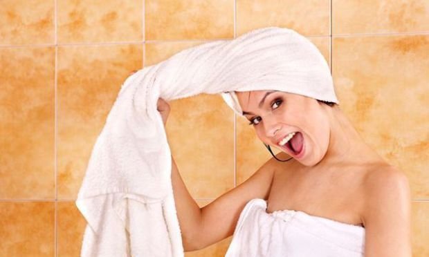 De ce nu e bine să-ți înfășori părul în prosop după ce faci duș