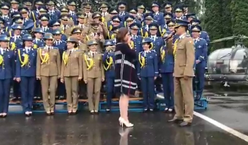 Moment-surpriză la o ceremonie militară de la Brașov. O tânără a izbucnit în lacrimi