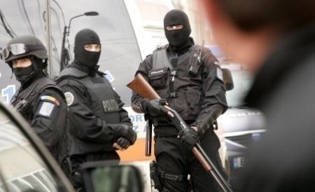 Percheziții de amploare în Vrancea. O treime din poliţiştii şi jandarmii judeţului participă la acţiune