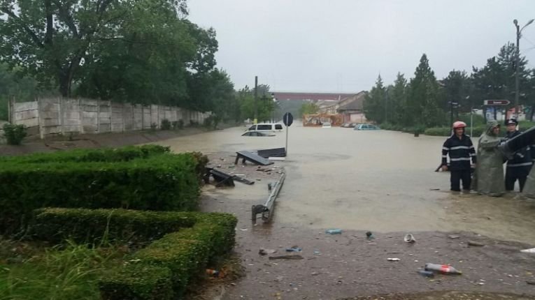 Ploi şi inundaţii în judeţul Constanţa. A fost nevoie de intervenția pompierilor