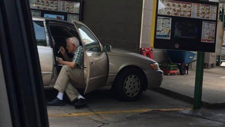 Imaginea care a topit inimile tuturor. Ce face acest bătrân în parcare, cu ușa deschisă la mașină 467123