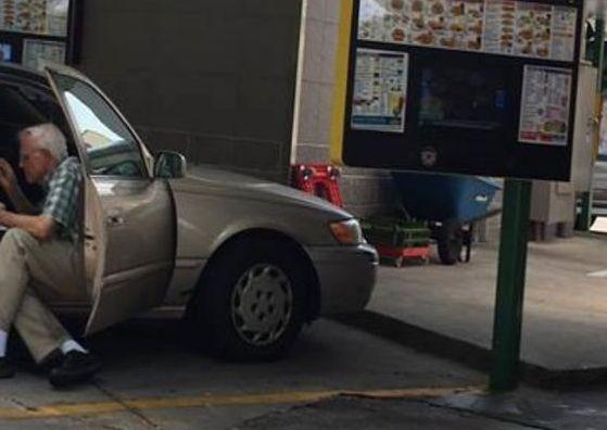 Imaginea care a topit inimile tuturor. Ce face acest bătrân în parcare, cu ușa deschisă la mașină 467124