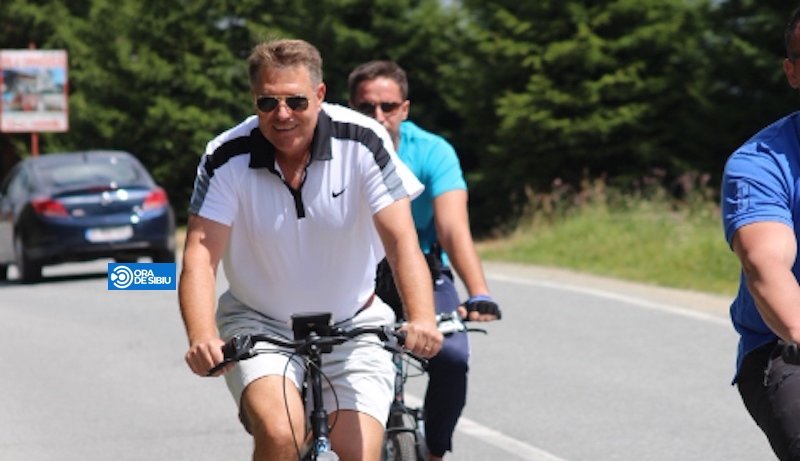 Klaus Iohannis, cu bicicleta la sfârșit de săptămână. Unde a fost fotografiat președintele României