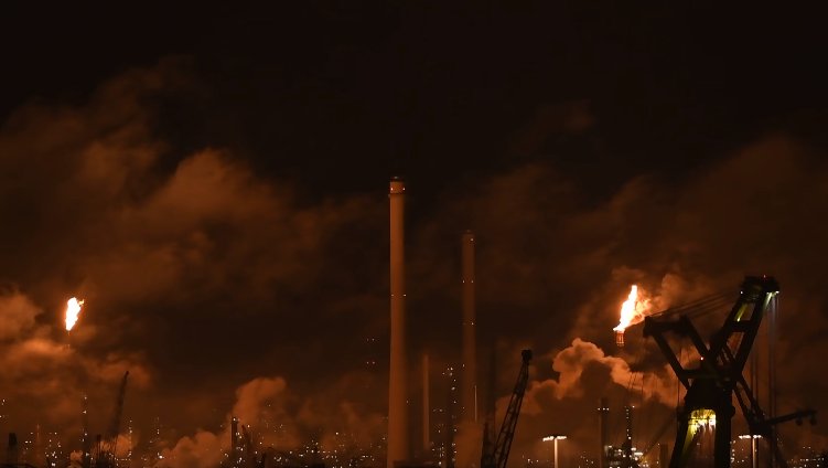 Alertă în Rotterdam! Incendiu la cea mai mare rafinărie din Europa - VIDEO