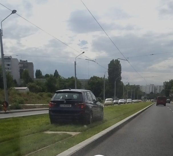 Mașină BMW, filmată cum merge sute de metri pe spațiul verde, în Capitală. Apelul primarului Sectorului 3, Robert Negoiță