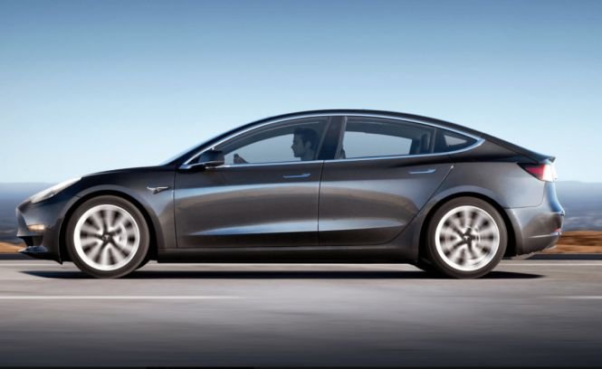 Noul model Tesla 3 a fost livrat primilor clienţi - VIDEO