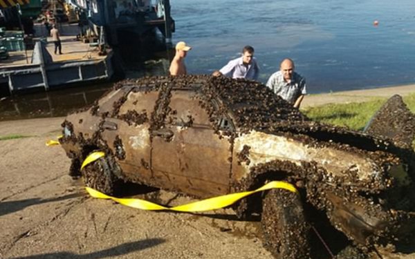 A descoperit din greșeală o mașină pe fundul unui râu. Ce au găsit polițiștii în interior