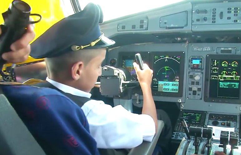 Doi piloţi, suspendaţi după ce au lăsat un copil să manevreze un avion de pasageri. „A fost calm şi atent“ - VIDEO