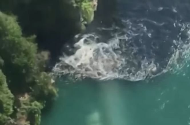 Fenomenul care a băgat spaima în turiști. Apa celei mai cunoscute cascade din lume s-a făcut neagră și a început să miroasă urât - VIDEO
