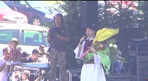 Fostul preot Cristian Pomohaci, surprins în timp ce pupa un copil pe gură, la festivalul de la Jina