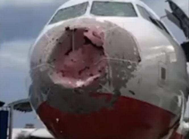 O furtună cu grindină a distrus geamurile cabinei de pilotaj şi a strivit botul avionului. Pilotul a cerut permisiunea să aterizeze. Ce a urmat - VIDEO