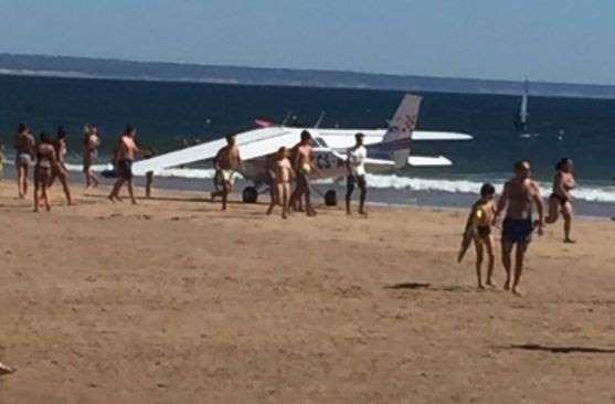 Un bărbat şi un copil au fost uciși de un avion care a aterizat de urgenţă pe o plajă lângă Lisabona - VIDEO
