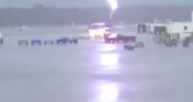 Angajatul unui aeroport a fost lovit de fulger în timp ce descărca un avion - VIDEO
