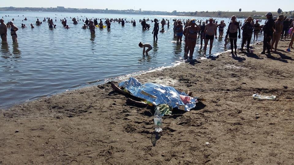 Apariție șocantă pe plaja din Eforie Nord! Turiștii nu s-au sfiit să facă baie și să stea la soare lângă un cadavru FOTO