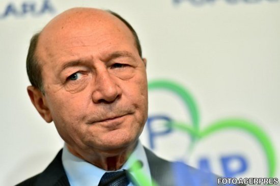 Traian Băsescu, criticat dur din cauza unor fotografii postate pe internet - FOTO 