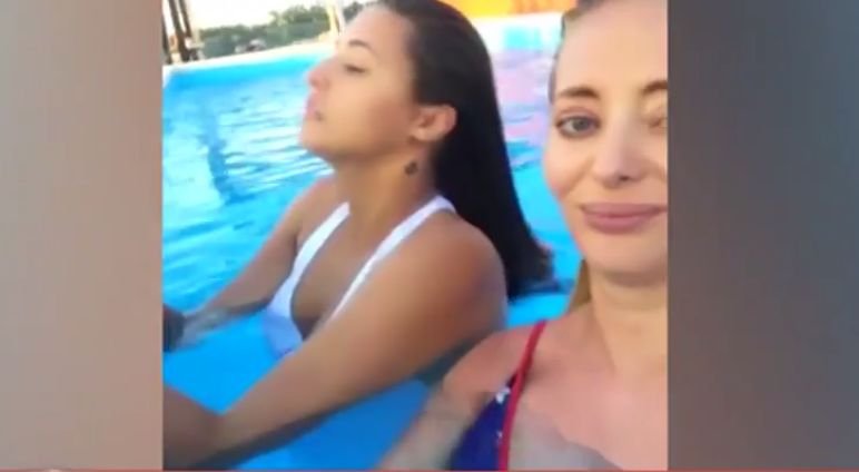 Delia şi Antonia, răsfăţ la piscină. „Momentul ăla când vrei să fii sexy și...”