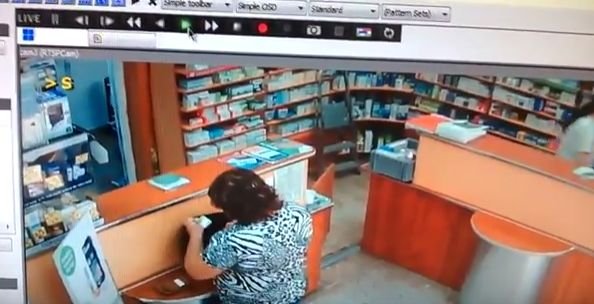 Gest uluitor surprins de camerele de supraveghere într-o farmacie din Suceava. Ce face această femeie la tejghea