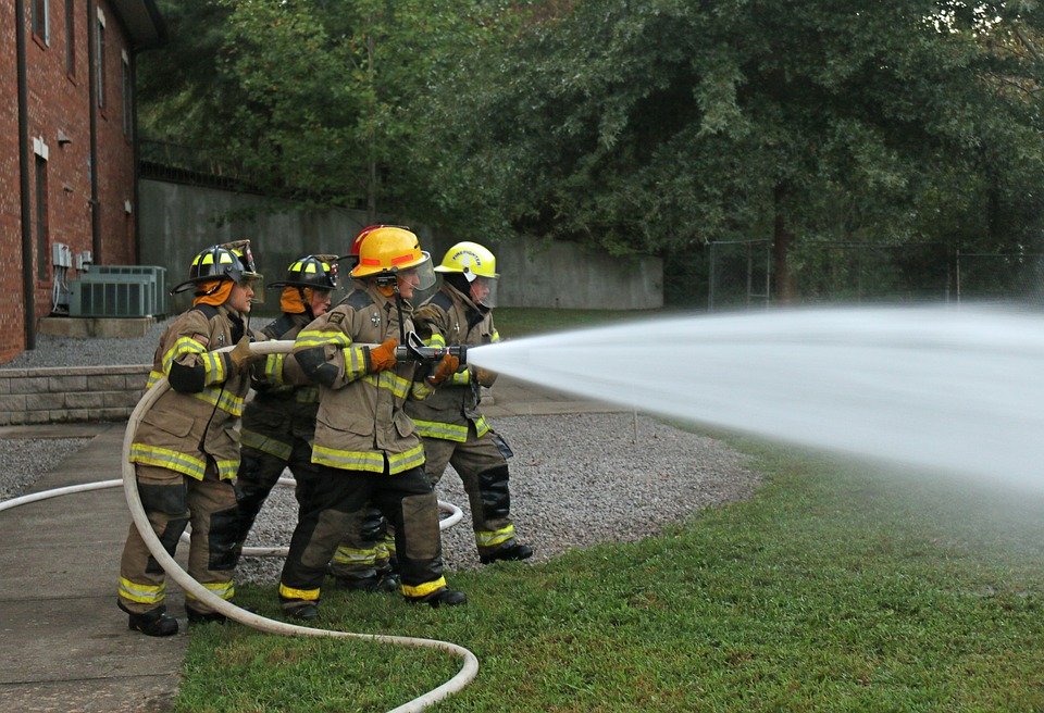 Cel puțin 15 pompieri  au fost arestați după ce au provocat incendii pentru indemnizație