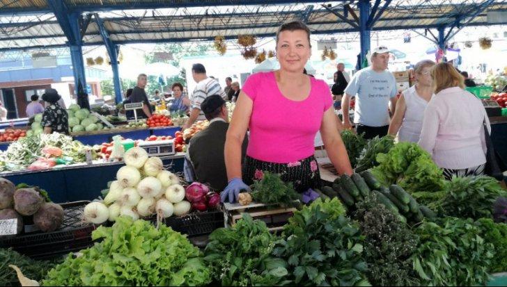 Lecția de viață a unei profesoare: Dimineaţă la catedră, după-amiază la tarabă 469498