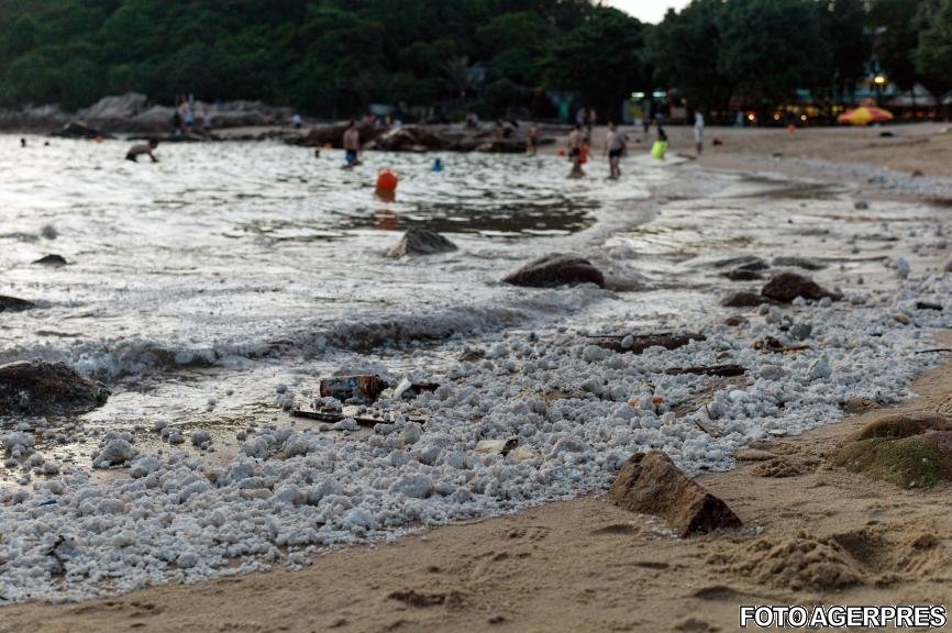 Mai multe plaje din Hong Kong au fost închise după ce au fost acoperite de spumă. Localnicii spun că nu au mai văzut aşa ceva