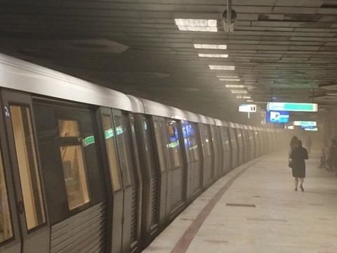 Panică la metrou! Sute de călători, blocați între stații pe întuneric