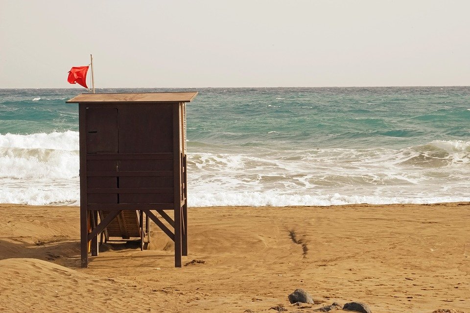 Steag roșu la Marea Neagră. Trei copii au fost salvați din apele mării, iar un bărbat s-a înecat
