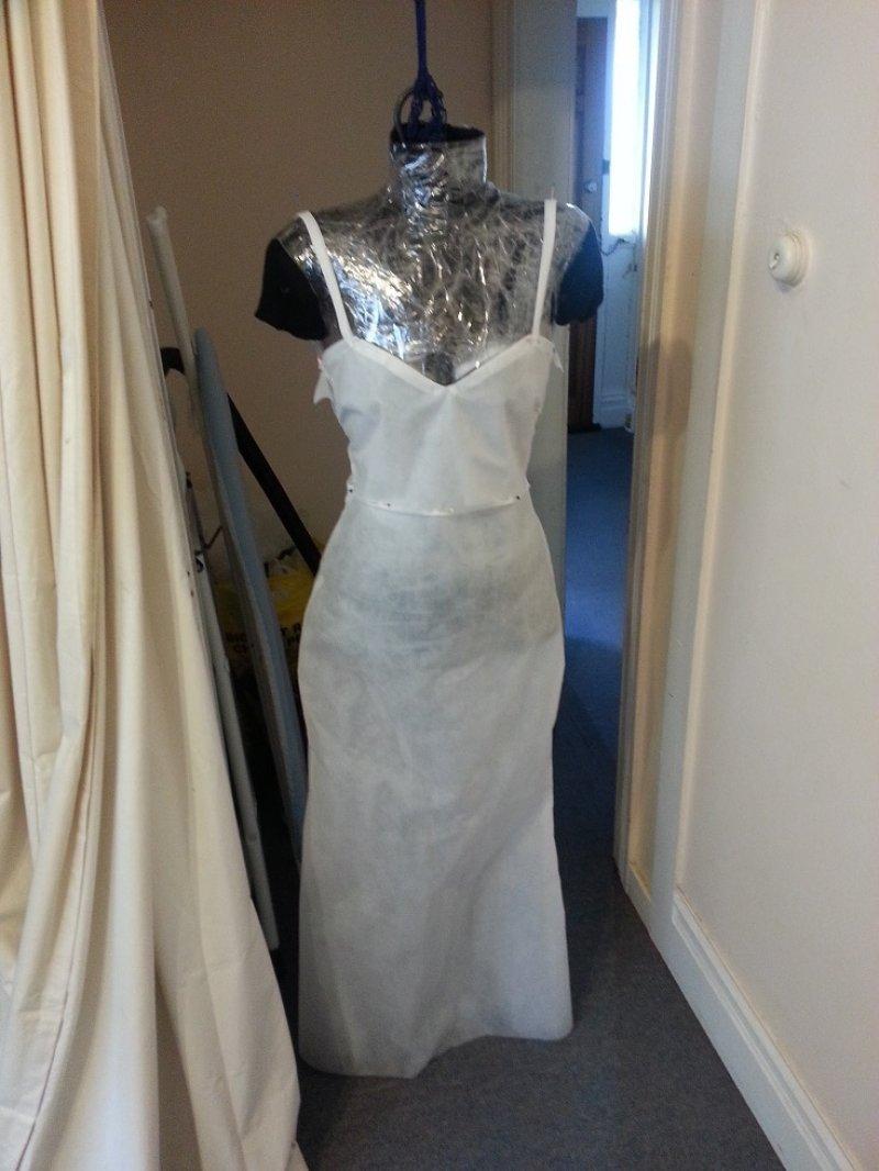 A vrut o rochie de mireasă deosebită la un preț accesibil, așa că și-a croit-o singură, cu indicații de pe Internet. Uite cum a arătat în ziua nunții 469972