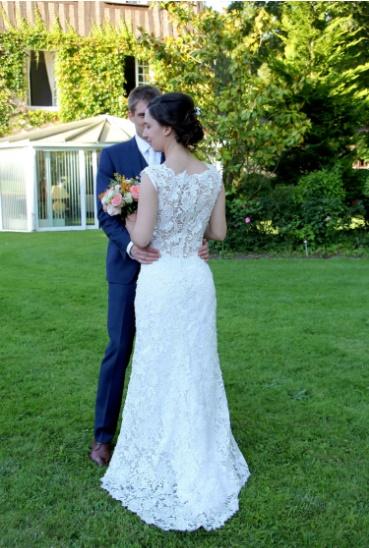 A vrut o rochie de mireasă deosebită la un preț accesibil, așa că și-a croit-o singură, cu indicații de pe Internet. Uite cum a arătat în ziua nunții 469973