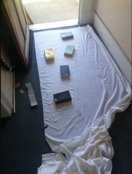 A vrut o rochie de mireasă deosebită la un preț accesibil, așa că și-a croit-o singură, cu indicații de pe Internet. Uite cum a arătat în ziua nunții 469974