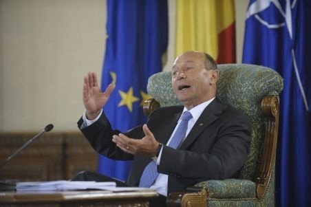 Băsescu, mesaj pentru Dragnea: Ce zici, e cumva criză economică sau ”duduie economia”?