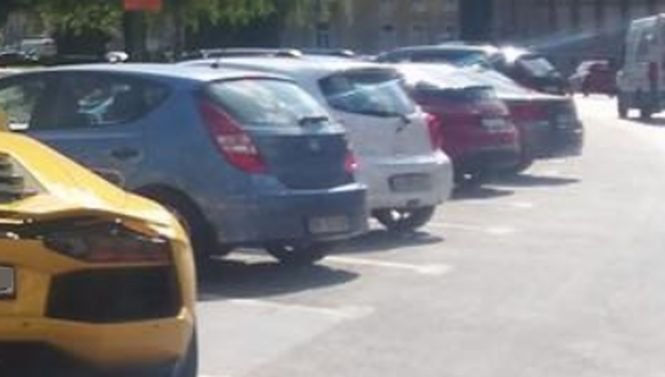 Cum și-a parcat bolidul de lux un milionar român. Imagini virale pe Facebook