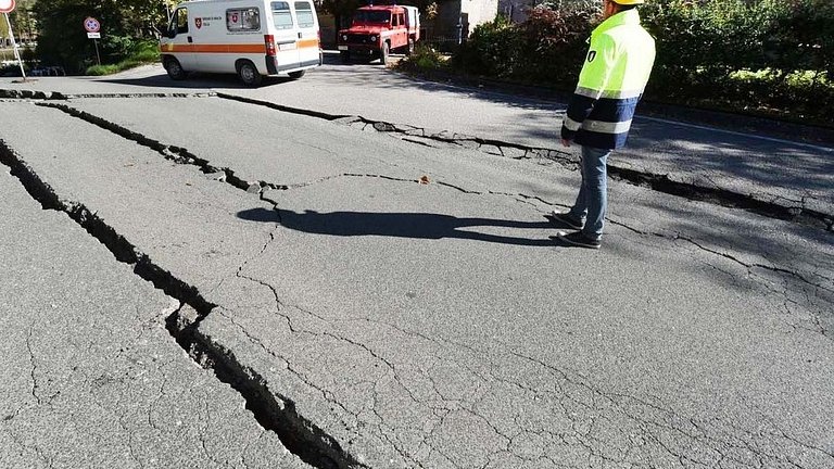 Nivel maxim de alertă, după un cutremur cu magnitudinea 7. Mai mulți morți și răniți. Peste 130.000 de locuinţe au fost afectate 