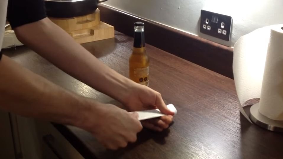 Cum deschizi o sticlă de bere cu ajutorul unei hârtii. Trucul pe care nu ți l-a spus nimeni