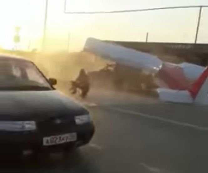 Accident neobișnuit. Un avion a intrat într-o mașină oprită la o trecere de pietoni - VIDEO