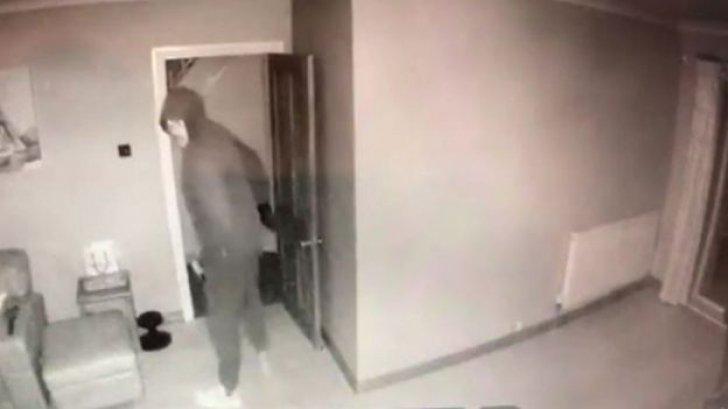 Au plecat în vacanță. Le-a venit o notificare pe telefon cu imagini live din casa lor. Au încremenit 470379