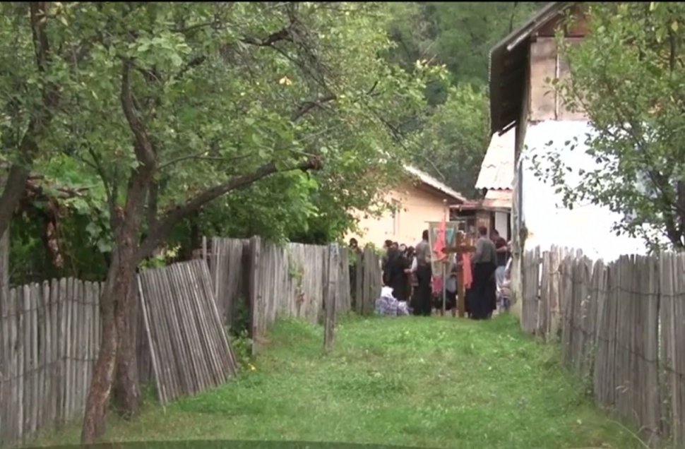 Caz tulburător în Dâmbovița. O familie a stat zile întregi cu mortul în casă şi l-a condus pe ultimul drum pe braţe