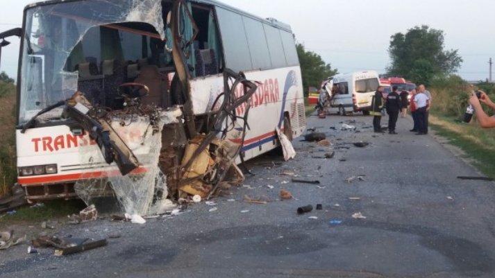 GRAV ACCIDENT! Impact frontal între un autocar și un microbuz, în Arad. Doi MORTI și 10 răniți  