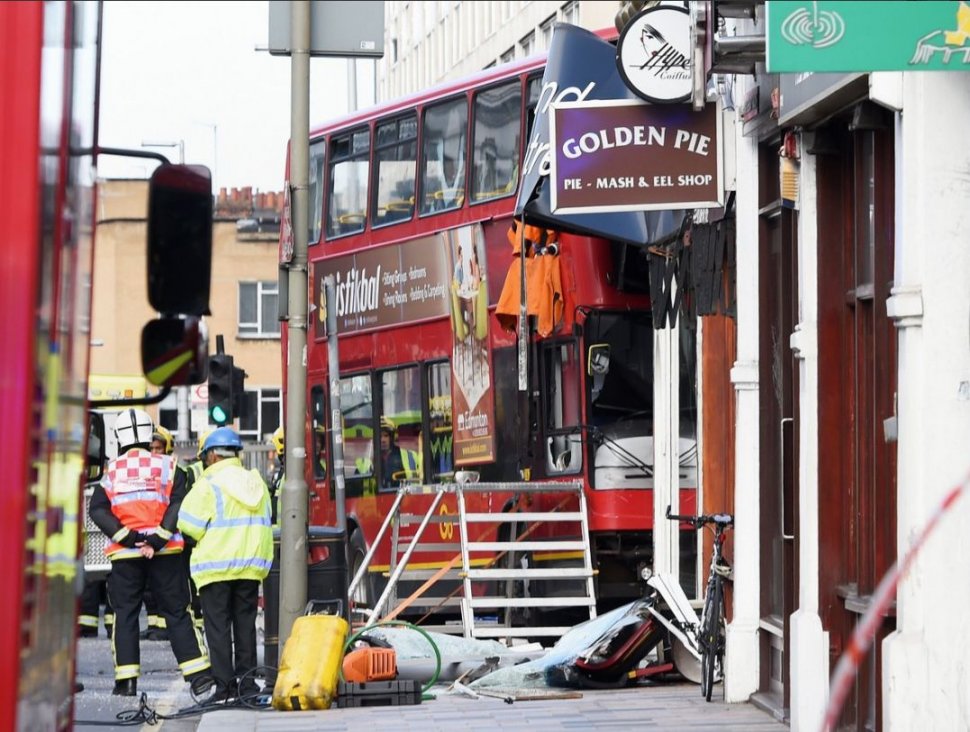 Incident în Londra. Un autobuz a intrat în plin într-un magazin