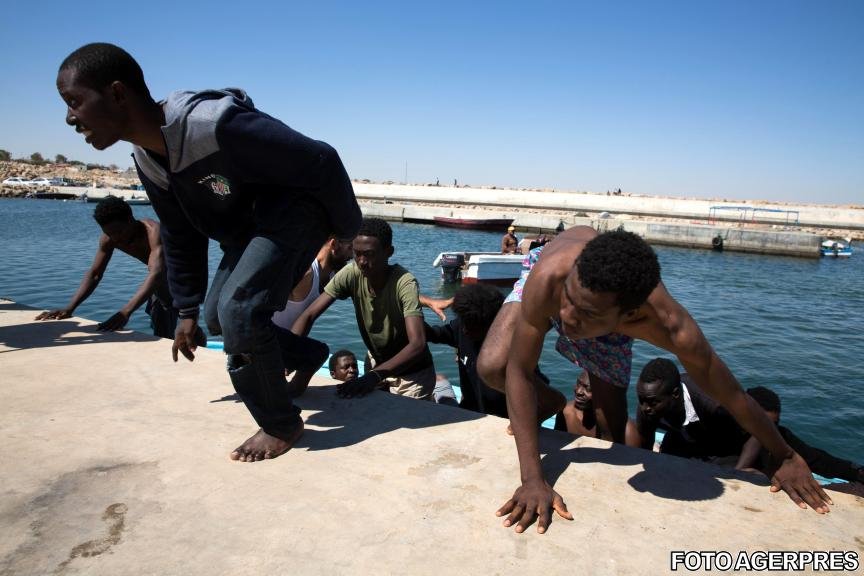 Momentul în care o barcă cu imigranţi ajunge pe o plajă plină de turişti, în Spania