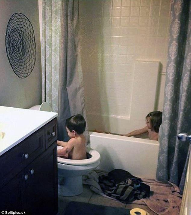 Si-a lasat copiii impreuna in baie cateva minute. Cand s-a dus dupa ei a ramas fara cuvinte si nu stia ce sa faca mai intai 470818