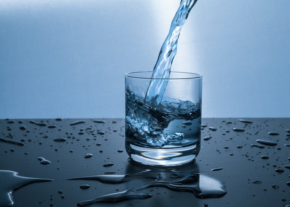 Ce se întâmplă în organismul tău dacă bei peste trei litri de apă pe zi