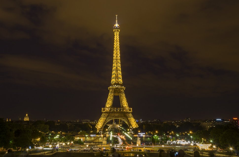 Atentat la Paris: O mașină a intrat în mulţime. O fetiţă de opt ani a murit, iar mai mulţi oameni au fost răniţi