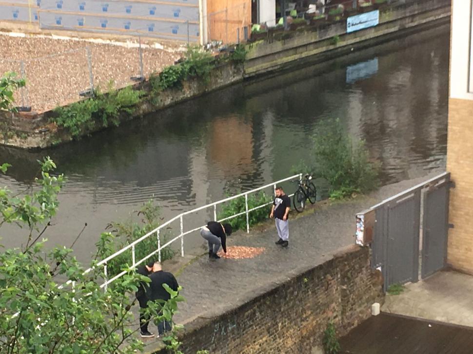 Au lăsat pe o stradă 15.000 de monede. Ce a urmat e o lecție de viață - GALERIE FOTO 471437