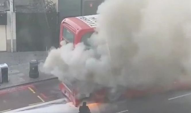 Autobuz supraetajat în flăcări, în centrul Londrei - VIDEO