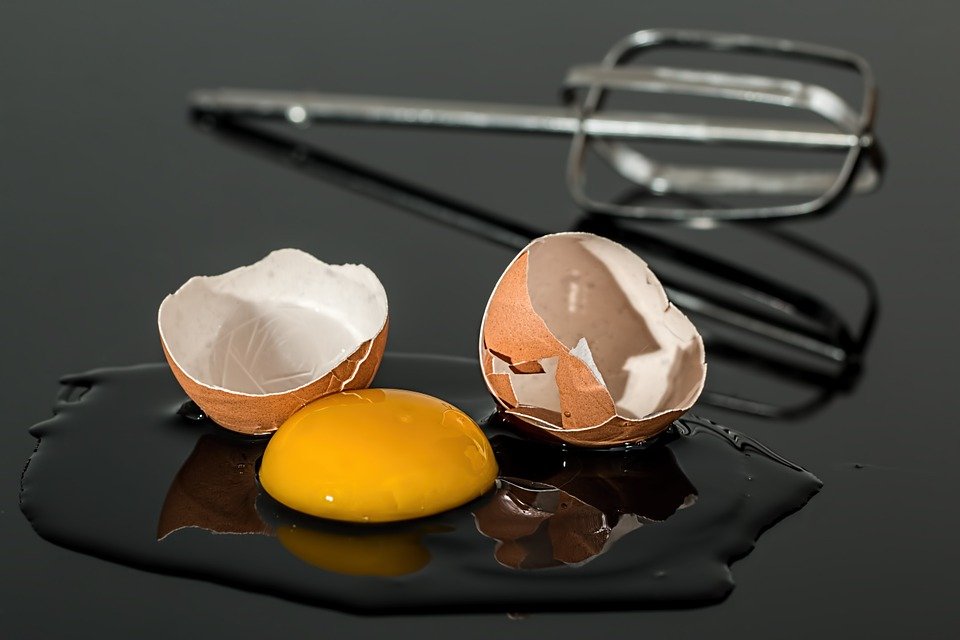 Ce se întâmplă în corpul tau, daca mănânci un ou crud, pe stomacul gol