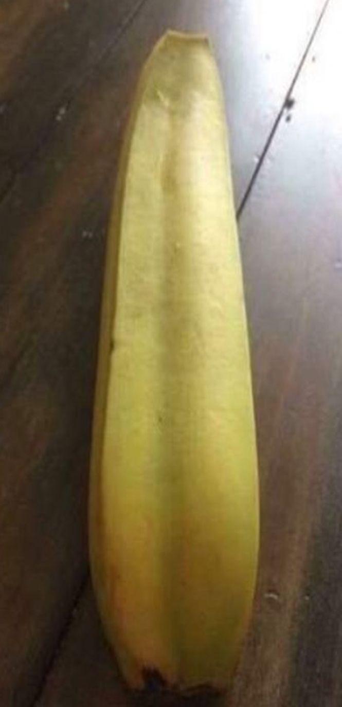 I se părea că banana cumpărată din piață arăta ciudat, dar nu se aștepta la așa ceva! Ce a descoperit după ce i-a rupt coaja 471420