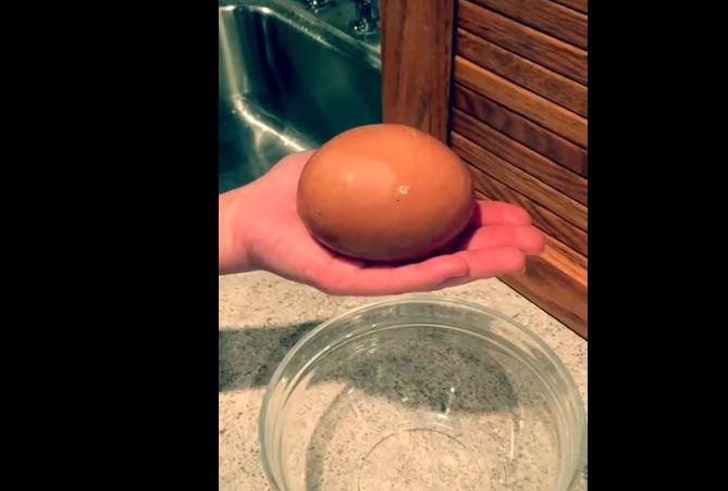 S-a dus în cuibar să ia un ou însă a avut parte de o surpriză uriașă. Găina sa făcuse un ou imens. Când l-a spart, uimirea a fost și mai mare (FOTO+VIDEO)