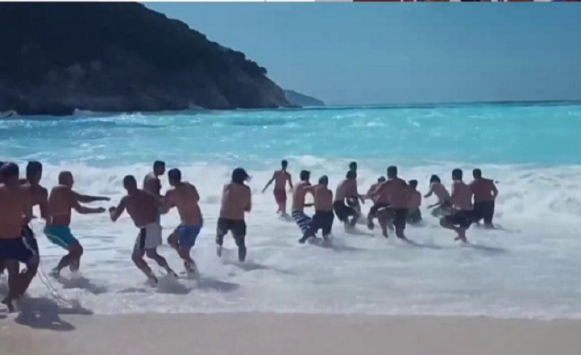 Zeci de oameni au făcut un lanț uman pentru a salva un tată și pe fiul lui din valurile agitate. Cei doi turiști au ignorat steagul roșu - VIDEO