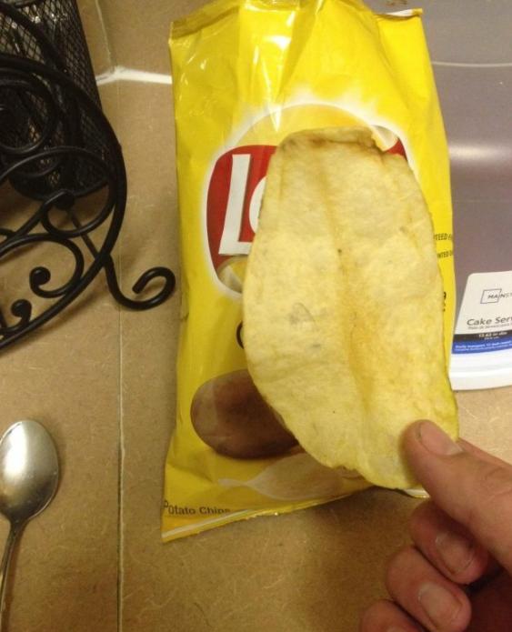 Îi era poftă de chips-uri așa că și-a cumpărat o pungă! Când a deschis-o și a început să mănânce a rămas fără cuvinte 471517