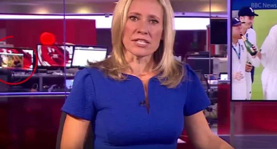 Imagini inedite în direct! În timpul difuzării unui buletin de știri, un jurnalist de la BBC, surprins în timp ce viziona un film pentru adulți (VIDEO)